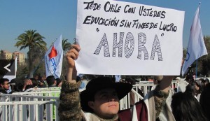 Las multitudinarias marchas estudiantiles en Chile han contado con el apoyo de padres y apoderados que se suman a las demandas para cambiar el sistema educativo. 