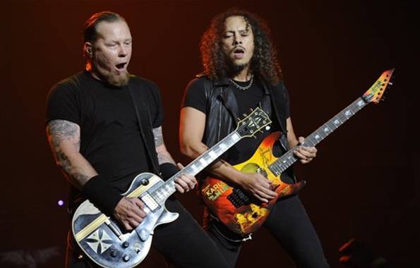 Guitarrista de Metallica sufrió una caída en pleno concierto