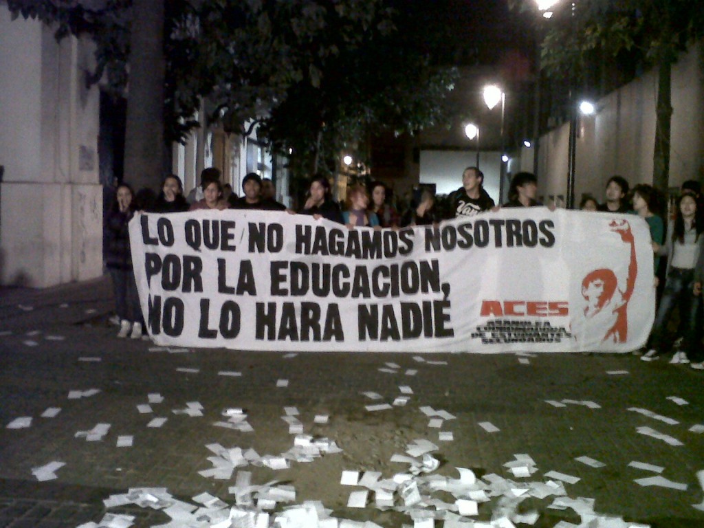 Estudiantes de la Aces protestaron en las afueras del Mineduc