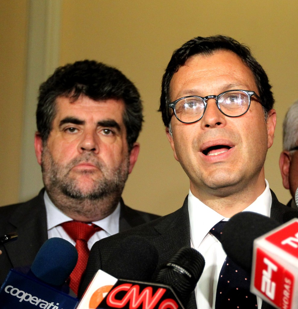 "Rodrigo Ubilla cumple con su pega y en ese sentido está muy bien evaluado en Interior. Porque él es algo así como el policía malo y Hinzpeter el bueno", afirma un observador del gobierno.