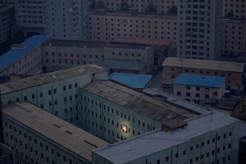 Fotografía del bosnio Damir Sagolj, ganadora del primer premio individual en la categoría de "Vida cotidiana",  muestra un retrato del fundador y primer líder de Corea del Sur, Kim Il-sung, en una fachada de un patio interior de un edificio en la capital surcoreana, Pyongyang.