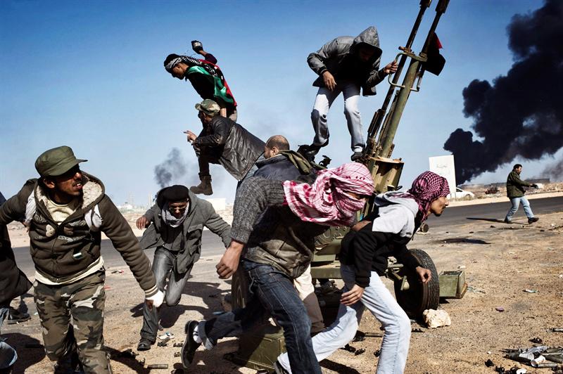 Fotografía del ruso Yuri Kozyrev, ganadora del primer premio individual en la categoría de noticias,  muestra unos rebeldes libios en Ras Lanuf el 11 de marzo de 2011.