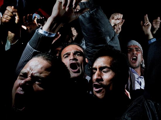 Fotografía del italiano Alex Majoli, ganadora del primer premio individual en la categoría de noticias generales, muestra a  manifestantes egipcios en la plaza Tahrir de El Cairo después del anuncio del presidente Hosni Mubarak de que no abandonaría el poder, el 10 de febrero de 2011.