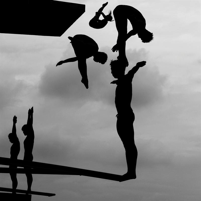 Fotografía del  australiano Adam Pretty, ganadora del segundo premio en la categoría de Deportes, muestra un momento de unos entrenamientos de saltos de trampolín durante la Mundiales de natación en Shanghai, China.