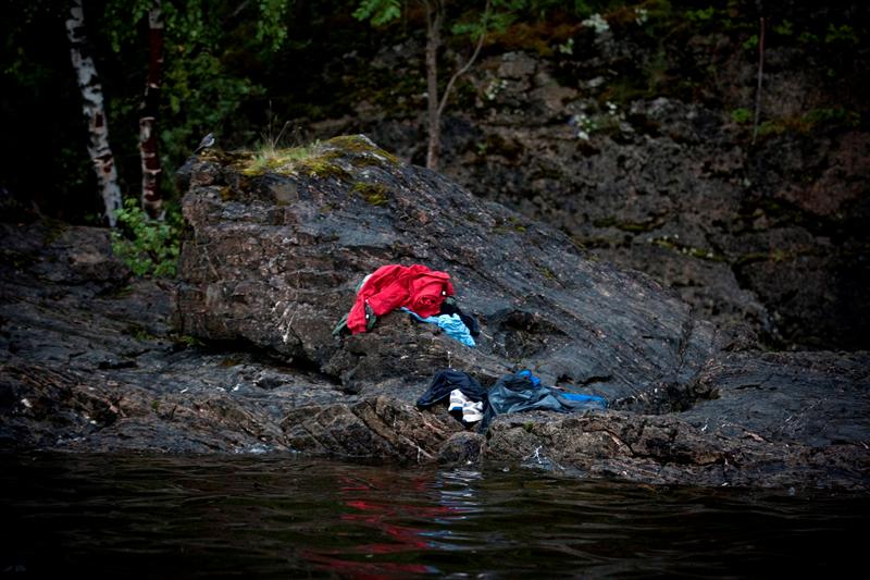 Fotografía del sueco Niclas Hammerstroem, ganadora del segundo premio en la categoría de "Foco Informativo", muestra el intento de varias personas de huir de las balas lanzándose en la isla de Utoya, durante la masacre de julio de 2011.