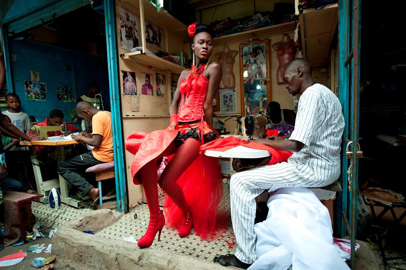Fotografía del francés Vincent Boicot, ganadora del segundo lugar en la categoría individual de Artes y Entretenimiento, muestra a una modelo posando en el taller de un sastre en el centro de Dakar, Senegal.