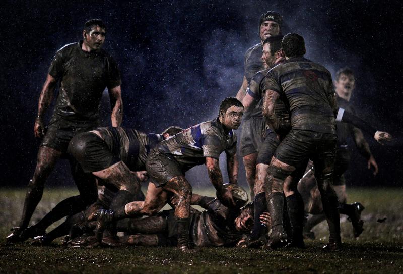 Fotografía del irlandés Ray Mcmanus,ganadora del segundo premio en la categoría individual de deportes,  muestra una jugada en el partido de rugby entre Old Belvedere y Blackrock en Dublin, Irlanda.