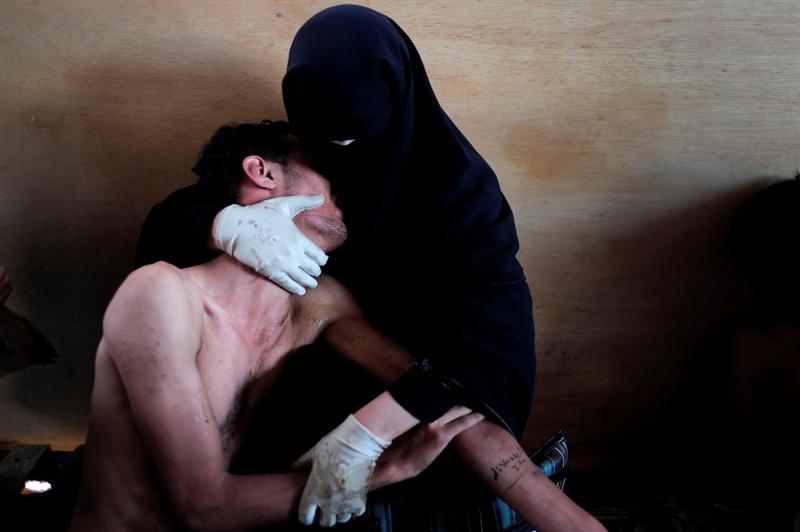 Fotografía del español Samuel Aranda, ganadora del World Press Photo del año 2011, elegida entre más de 100 mil imágenes. Muestra una composición que recuerda a la escultura "La Piedad" de Miguel Ángel, contrasta el negro del "niqab" (un velo islámico que cubre todo el rostro a excepción de los ojos) con el cuerpo desnudo del joven herido que está en los brazos de la mujer, luego de una manifestación en Yemen.