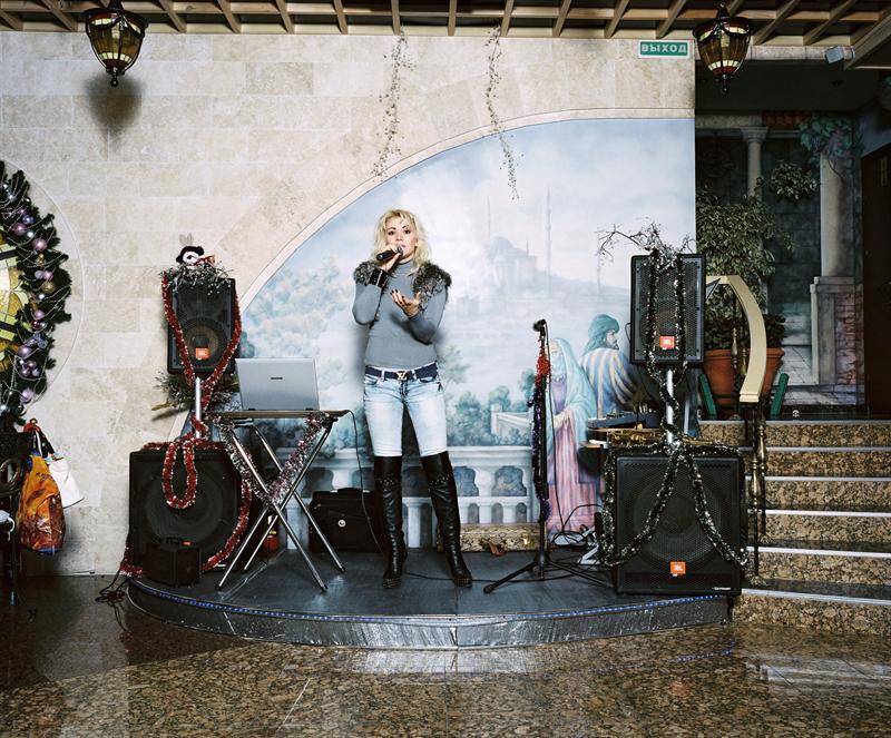Fotografía del holandés Rob Hornstra, ganadora  del primer premio de la categoría de Arte y Entretenimiento, muestra a una cantante en un restaurante en la ciudad rusa de Sochi.