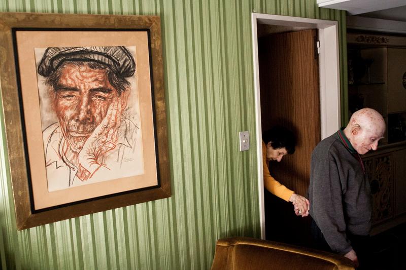 Fotografía del argentino Alejandro Kirchuk,  ganadora del primer premio en la categoría "Vida Cotidiana", muestra a Mónica, de 87 años, y a su marido, Marcos, de 87, en su vivienda de Buenos Aires. Mónica tiene Alzheimer.