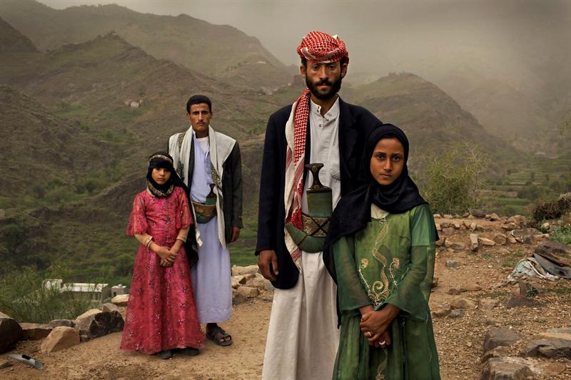 Fotografía de la estadounidense Stephanie Sinclair, ganadora del primer premio en la categoría de "Temas contemporáneos", muestra a Tahani, que se casó con su marido Majed cuando tenía 6 años y él tenía 25 años, posando junto a Ghada, que también se casó siendo una niña, en el exterior de sus viviendas en Hajjah, Yemen.