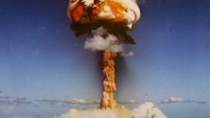     El Tratado de No Proliferación Nuclear (1968) es el principal acuerdo internacional de cooperación para el control de las armas y tecnología nuclear; Ha sido ratificado por 189 países. No son parte cuatro Estados que poseen un arsenal nuclear: Corea del Norte, Israel, India y Pakistán; El Tratado de Tlatelolco (1967) prohíbe las armas nucleares en América Latina. Firmado tras la crisis de los misiles en Cuba, el objetivo fue convertir a la región en la primera del mundo libre de armas nucleares.