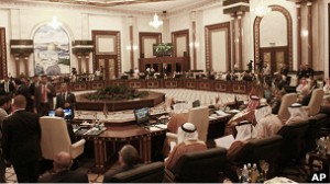 Los representantes de la Liga Árabe urgieron al gobierno y la oposición siria a detener la violencia.