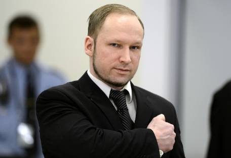 Breivik, autor de matanza de Utoya, dice que aislamiento le ha producido daños y lo ha «radicalizado más»