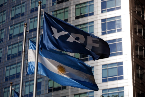 YPF preparará una oferta por algunos activos de Petrobras en Argentina