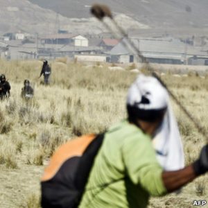 Los mineros dicen que la empresa suiza Xstrata no está contribuyendo de manera suficiente con la economía local.