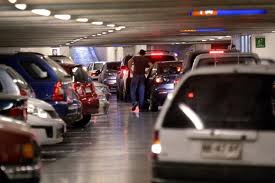 Sernac demanda a 10 centros comerciales de Santiago por incumplir ley de estacionamientos