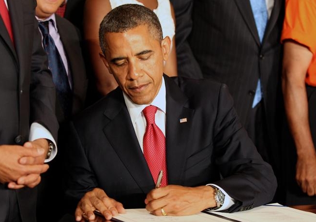 Obama firma la ley que congela intereses de préstamos para universitarios
