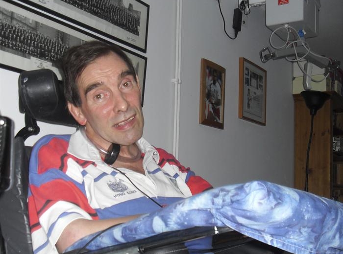 Fallece el británico con parálisis que luchó por el derecho legal a morir