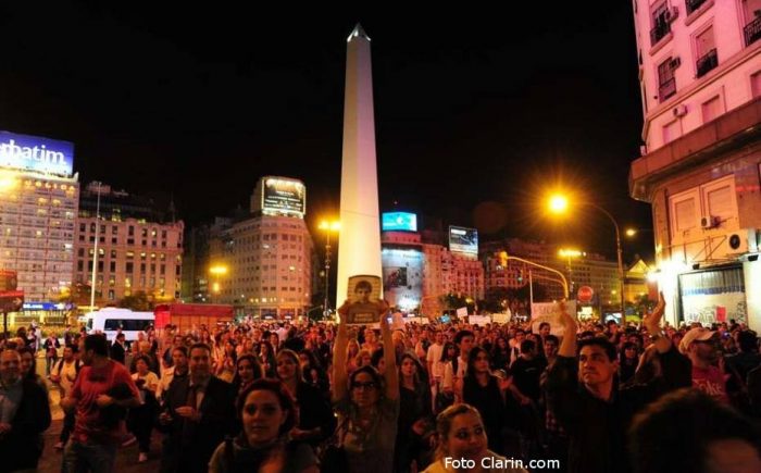 Miles de argentinos hacen sonar cacerolazos contra medidas del gobierno de Cristina Fernández