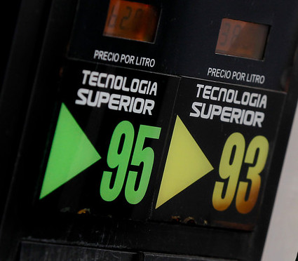 Hacienda anuncia suma urgencia para proyecto de rebaja en precio de combustibles