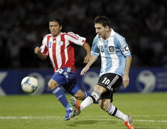 Argentina venció sin problemas a Paraguay y se alzó como líder de las Eliminatorias