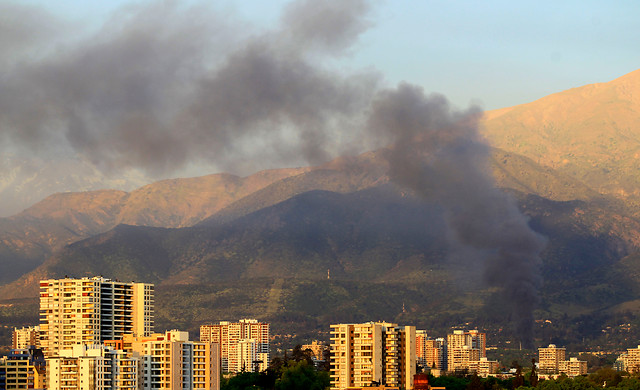 Academia de Guerra sufre gigantesco incendio y Ejército descarta que llamas alcancen explosivos