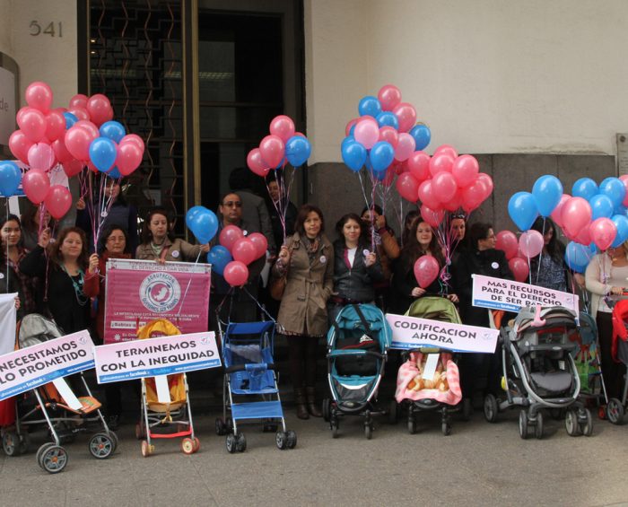 Agrupación “Queremos Ser Padres” organiza velatón frente al Ministerio de Hacienda