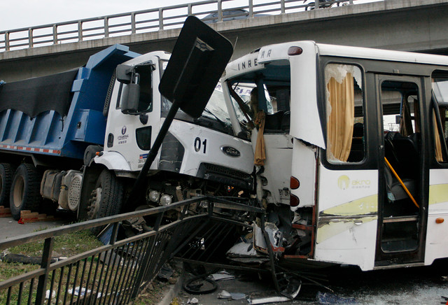 Tres muertos y al menos 22 heridos deja colisión en Vespucio Norte