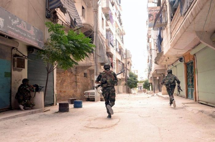 Bombardeos y combates devastan Alepo y la periferia de Damasco