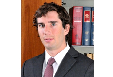 Hijo del senador Novoa fue detenido borracho destruyendo propaganda electoral