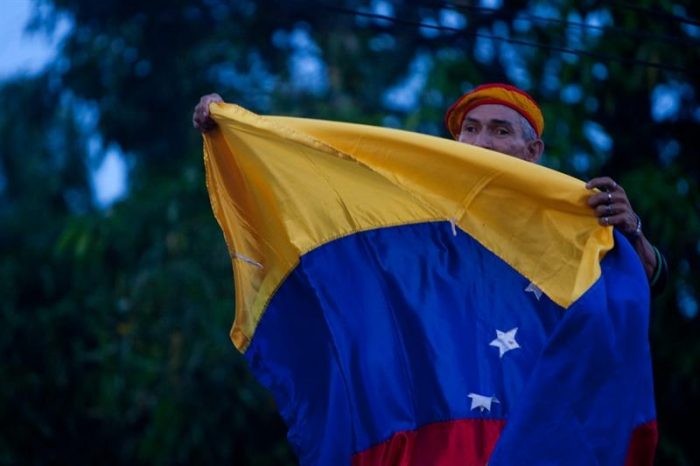 Chávez y Capriles cierran campaña entre multitudes y con promesas de victoria