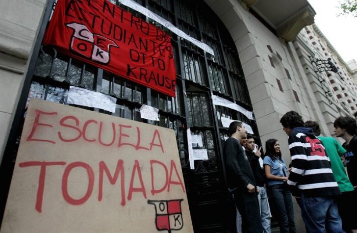 Estudiantes de Buenos Aires toman 40 colegios en tercera semana de protesta