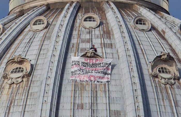 Un empresario protesta encaramado a la cúpula de la basílica de San Pedro