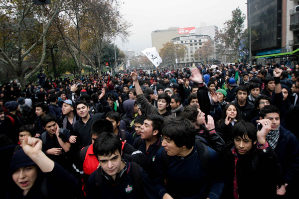 Estudiantes de colegios privados salen a marchar por la educación