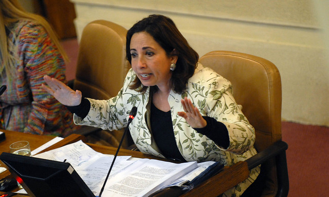 “La olla representa también la protesta”: diputada Alejandra Sepúlveda caceroleó en medio de discusión parlamentaria sobre el retiro de fondos previsionales
