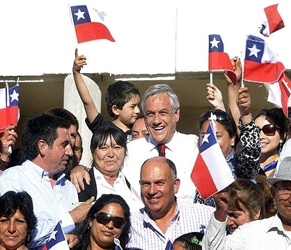 Piñera explica con el cuento de «Los tres chanchitos» los avances de la reconstrucción en Dichato