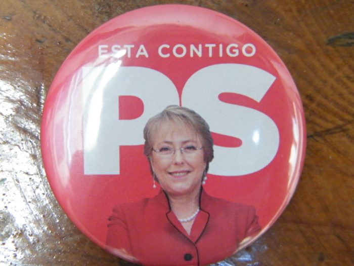 Con chapitas por Bachelet PS adelanta terreno para la primaria presidencial