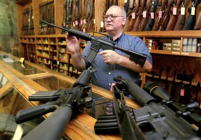 Más de la mitad de los estadounidenses apoya mayores restricciones a las armas