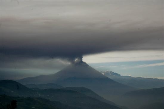 Volcán Tungurahua expulsa bloques incandescentes y ceniza en Ecuador