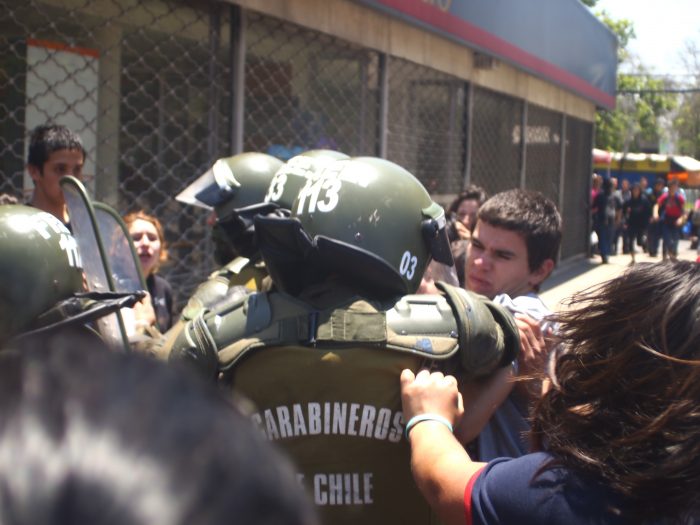 Fotos de la «última protesta de 2012» que dejó 25 detenidos en el centro de Santiago