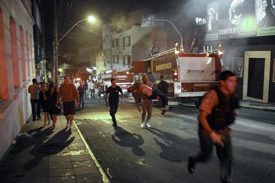 232 muertos en incendio de una discoteca en Brasil