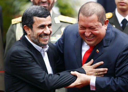 Ahmadineyad llama a Nicolás Maduro para conocer estado de salud de Chávez
