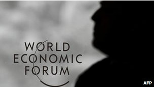 El Foro Económico Mundial, que se reúne a partir de este miércoles en Davos, Suiza, discutirá sobre la persistente crisis global y analizará medidas para que las economías, los gobiernos y las empresas tomen de forma decisiva el camino de la recuperación. "Resistencia" y "dinamismo" son, según los analistas, las palabras que probablemente más resonarán durante la semana que dura el encuentro, ante la falta de claridad —y de acuerdo— sobre el modelo económico por seguir. La lista de invitados a Davos incluye a 50 presidentes y primeros ministros, un pequeño grupo de miembros de la realeza europea, y más de 1.000 directivos de las mayores compañías del planeta, además de figuras académicas, de las artes, de los medios de comunicación y del espectáculo.