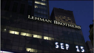 Si antes de la caída del Lehman Brothers, la deuda se centraba en el sistema financiero privado, ahora se ha desplazado otra vez al estado.