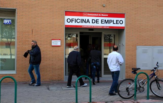 Desempleo español ronda los 4 millones, la cifra más baja desde agosto 2010