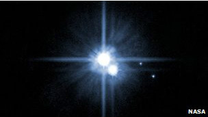 Plutón fue planeta por 76 años, hasta que se catalogó como “planeta enano”, en 2006; Percival Lowell predijo su existencia en 1915 y Clyde Tombaugh lo descubrió en 1930; Ahora se considera parte del Cinturón de Kuiper, un área en forma de disco compuesta de objetos oscuros de hielo, más allá de Neptuno.