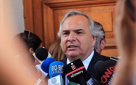 Chadwick dice que Morales «tendrá que esperar» para condecorar a soldados bolivianos detenidos en Chile