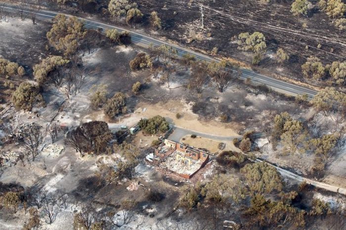 La policía australiana busca víctimas en urbes arrasadas por incendios
