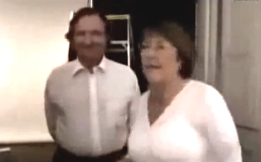 El video donde Bachelet asegura que fotos con delantal de médico son «grito y plata»